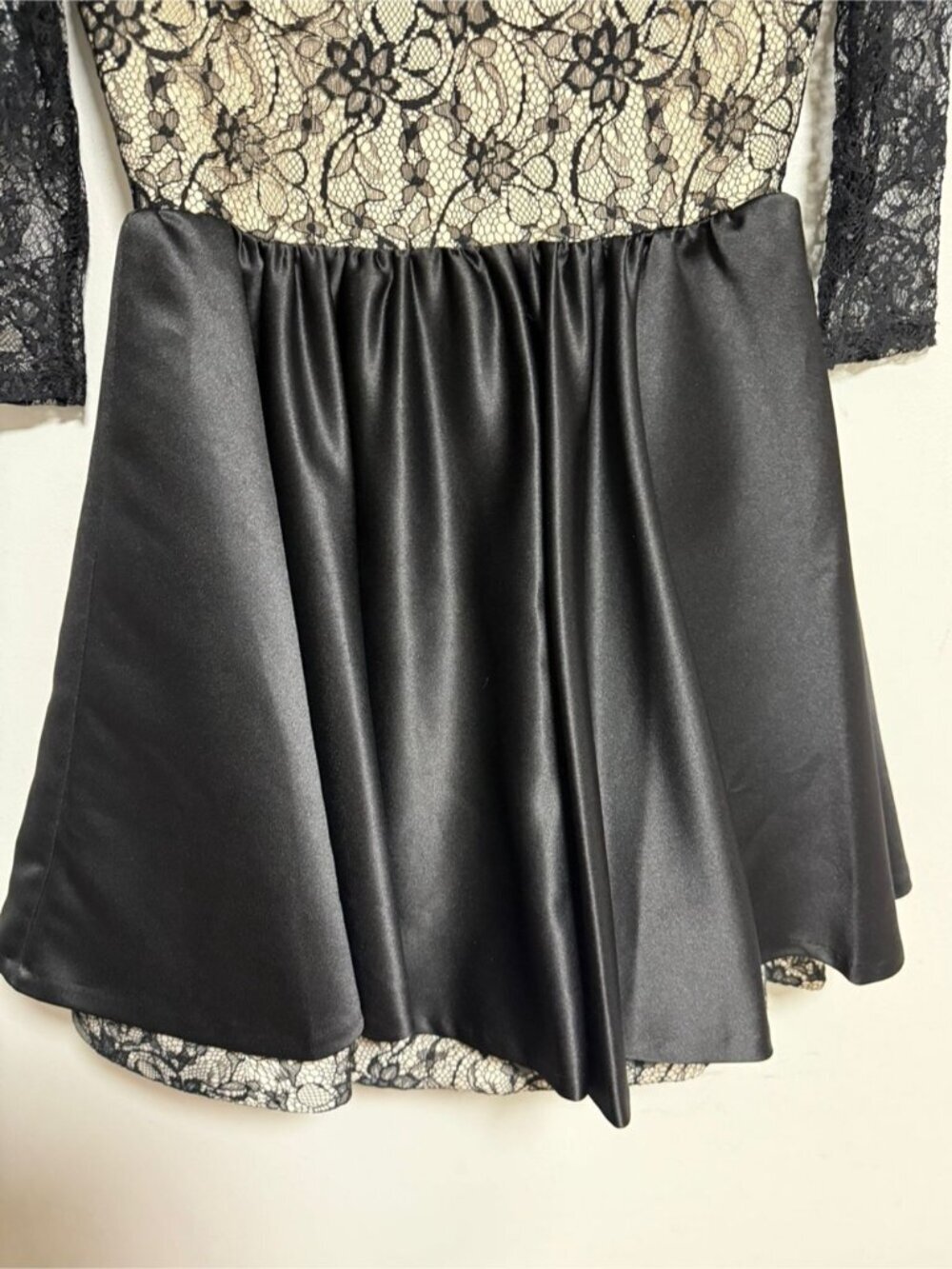 Alice + Olivia Black Lace Fit & Flare Cocktail Dress Size 2 Silk Blend - Picture 10 of 12